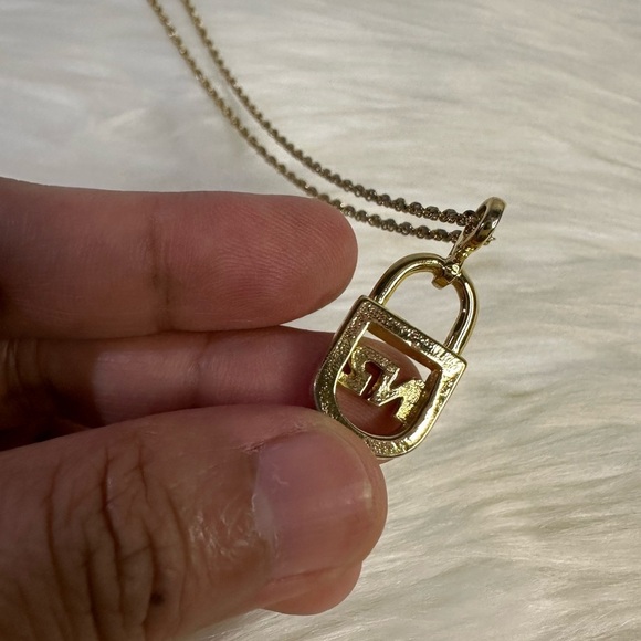 NINA RICCI gold plated lock necklace - Picture 11 of 11